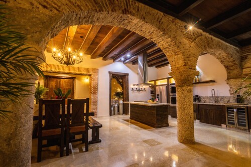 Casa Del Hidalgo - 7 BR Walled City Colonial Villa