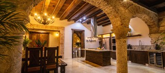 Casa Del Hidalgo - 7 BR Walled City Colonial Villa