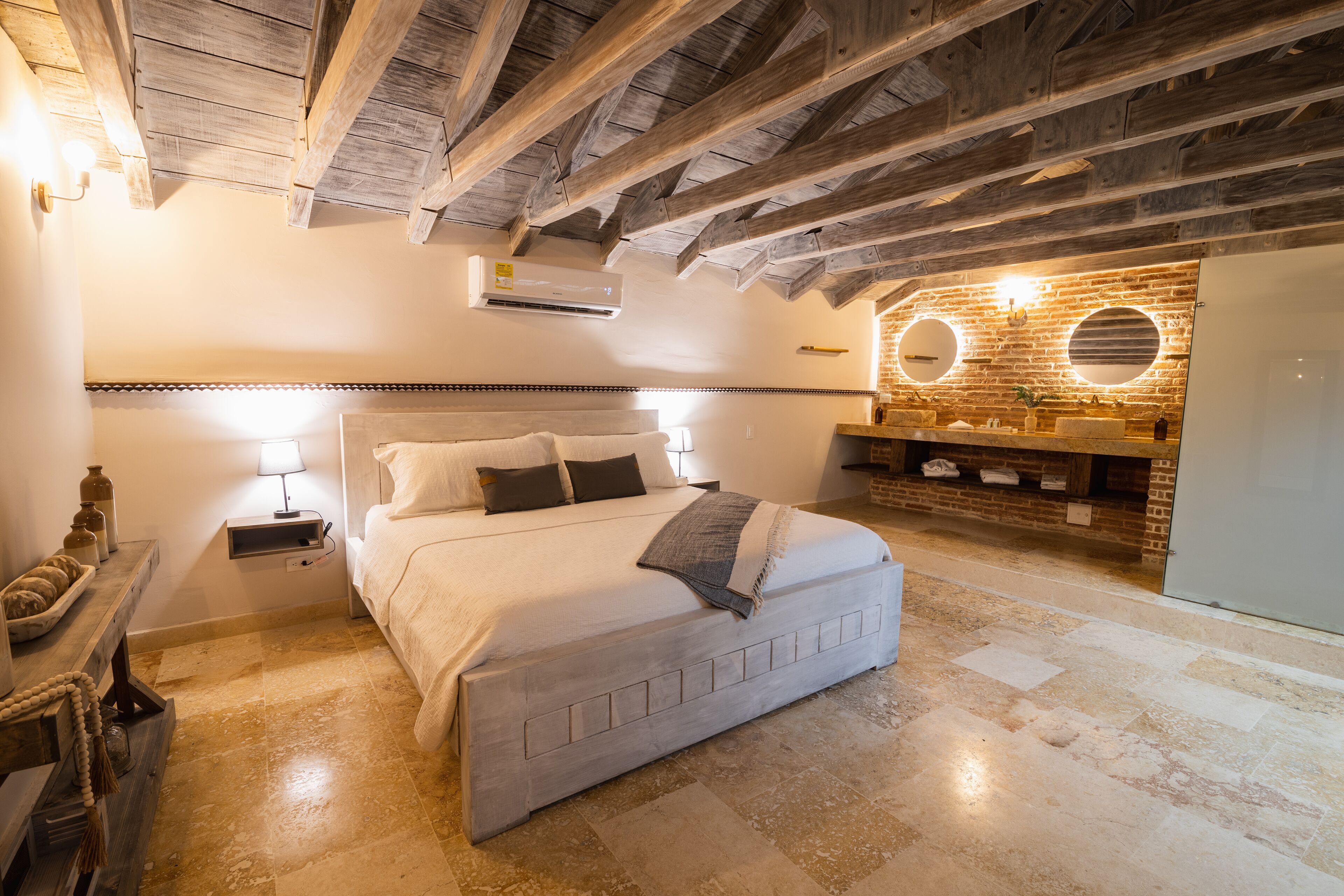 7 chambres, coffres-forts dans les chambres, fer et planche à repasser