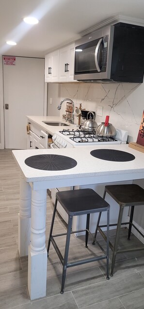 Réfrigérateur, four à micro-ondes, un four, surface de cuisson