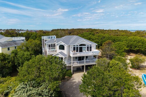 Pet-Friendly Beach Escape with Elevator, Pool Cabana Bar w/TV & Scenic Deck View
