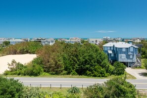 Zona residencial costera con casas, una carretera y una playa.