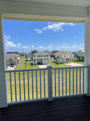 Un quartier résidentiel avec des maisons, une pelouse verdoyante et un ciel bleu dégagé.