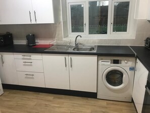 Private kitchen - ✪Family/Contractors, 4 double bed,Free parking✪ (London)