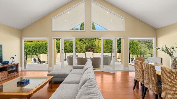 Smart TV, fireplace, stereo - Bella Casa - By Latitude South Coast (Berry)