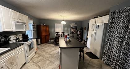 Yellow Sands Room - READ DESCRIPTION, FREE Coffee, Pet Friendly