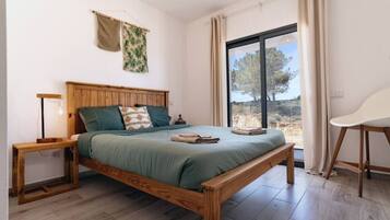 2 makuuhuonetta, työpöytä, Wi-Fi, vuodevaatteet