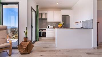 Jääkaappi, uuni, liesi, astianpesukone