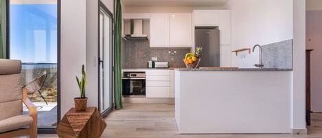 Jääkaappi, uuni, liesi, astianpesukone