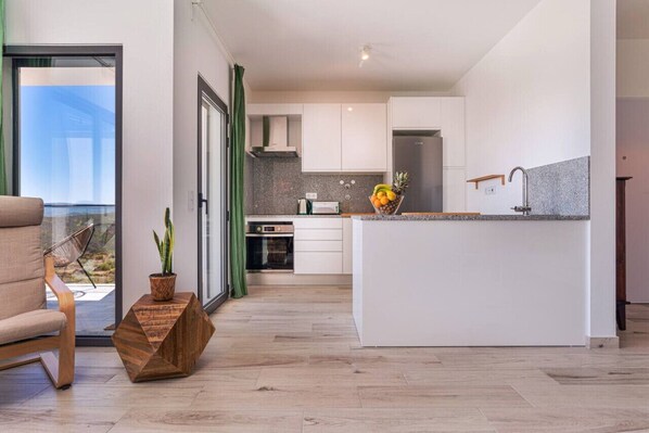 Jääkaappi, uuni, liesi, astianpesukone