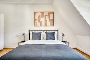 2 bedrooms, iron/ironing board, WiFi, bed sheets - Charming Breite 3 Room w/ Washer & Storage, nr Market, by Blueground (Basel)