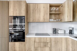 Fridge, microwave, oven, dishwasher - Airy Aldgate 1BR w Concierge, Gym & Cinema, opposite Tube, by Blueground (London)