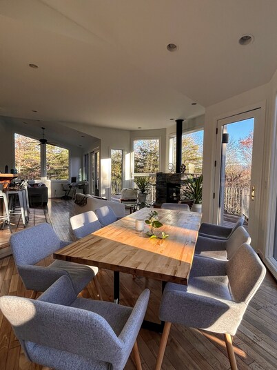 Chateau Solace: Luxury Glass Villa w/ Hot Tub, Sauna, Gym & 10 Acres