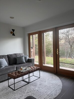 Una Smart TV, una chimenea, libros, una impresora
