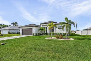 Exterior - Close to Golf, Fishing in the Canal, Heated Saltwater Pool, - Villa Cloud 9 - Roelens Vacations (Cape Coral)