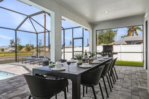 Outdoor dining - Close to Golf, Fishing in the Canal, Heated Saltwater Pool, - Villa Cloud 9 - Roelens Vacations (Cape Coral)
