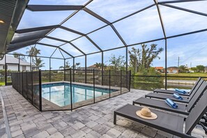 A heated pool - Close to Golf, Fishing in the Canal, Heated Saltwater Pool, - Villa Cloud 9 - Roelens Vacations (Cape Coral)