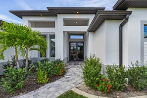 Exterior detail - Close to Golf, Fishing in the Canal, Heated Saltwater Pool, - Villa Cloud 9 - Roelens Vacations (Cape Coral)