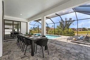 屋外ダイニングエリア