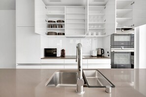 Fridge, microwave, oven, stovetop - Luxe Opfikon 4.5 Room w/ Storage & W/D, 2 mins to Market, by Blueground (Zurich)