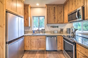 Refrigerador, microondas, placa de cocina, lavavajillas