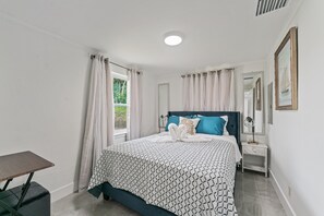 2 slaapkamers, een strijkplank/strijkijzer, gratis wifi, beddengoed