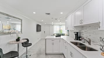 Een koelkast, een magnetron, een oven, een kookplaat