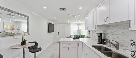 Kjøleskap, mikrobølgeovn, ovn og kokeplater