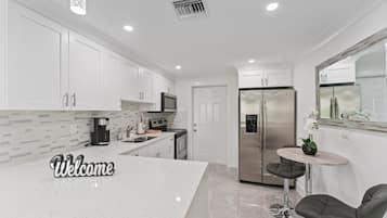 Frigorifero, microonde, forno, piano cottura