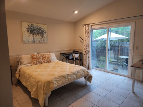 Charming, light-filled and immaculate cottage-studio off main house