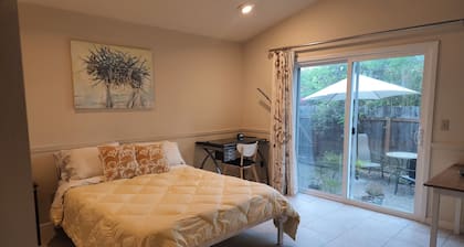 Charming, light-filled and immaculate cottage-studio off main house