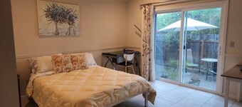 Charming, light-filled and immaculate cottage-studio off main house
