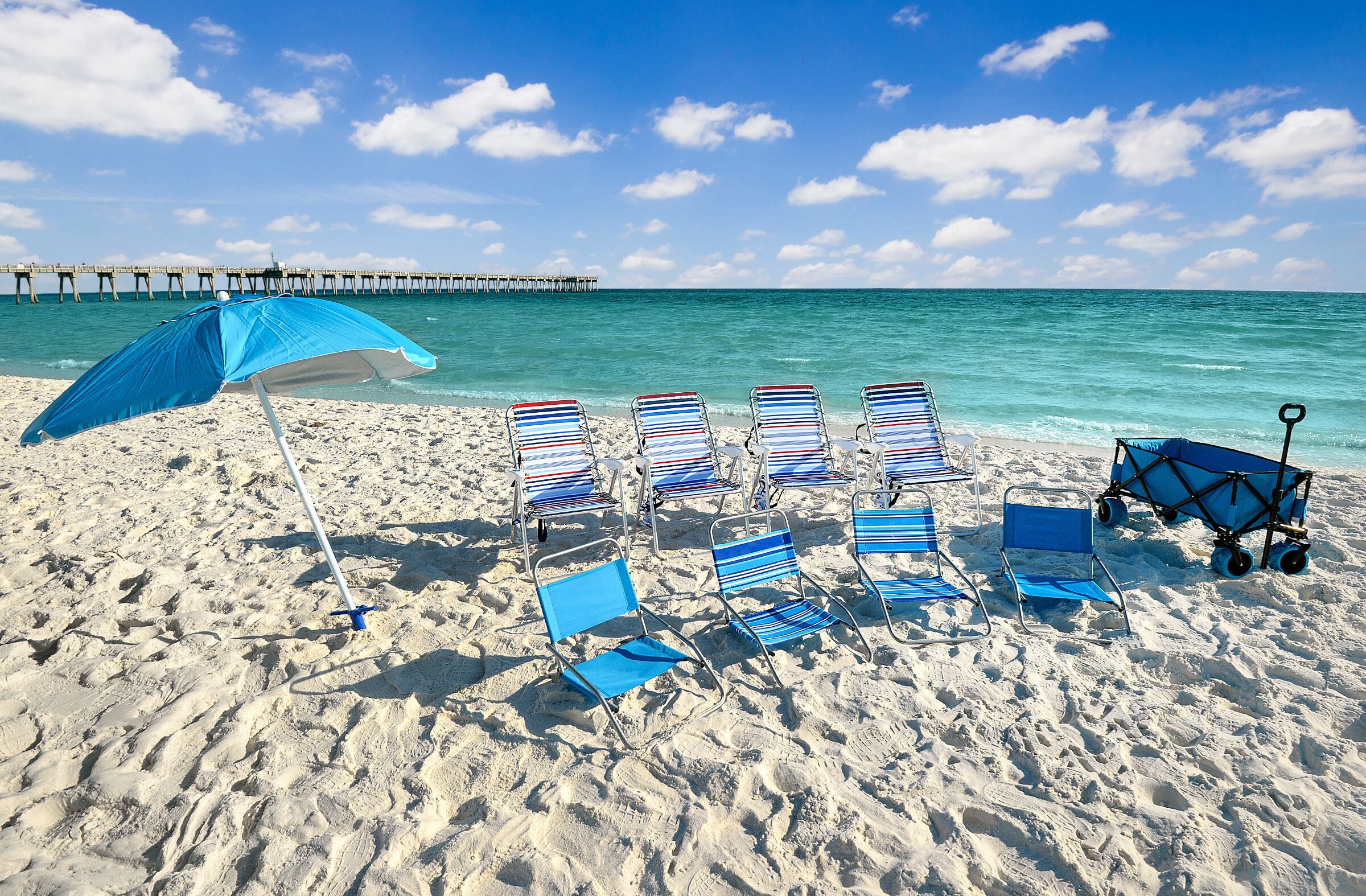 STEPS to beach! Free Grill, Beach Equipment and Parking! Quiet and Cozy Getaway!