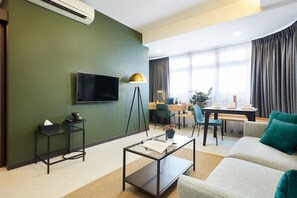 Safe på rommet, strykejern/-brett, wi-fi (inkludert) og sengetøy