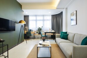 Habitación Confort | Caja de seguridad en la habitación y tabla de planchar con plancha