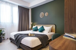 Caja de seguridad en la habitación y tabla de planchar con plancha