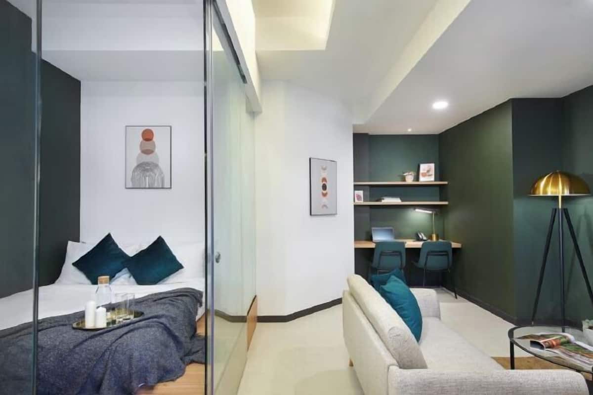 2 bedrooms, in-room safe, iron/ironing board, free WiFi