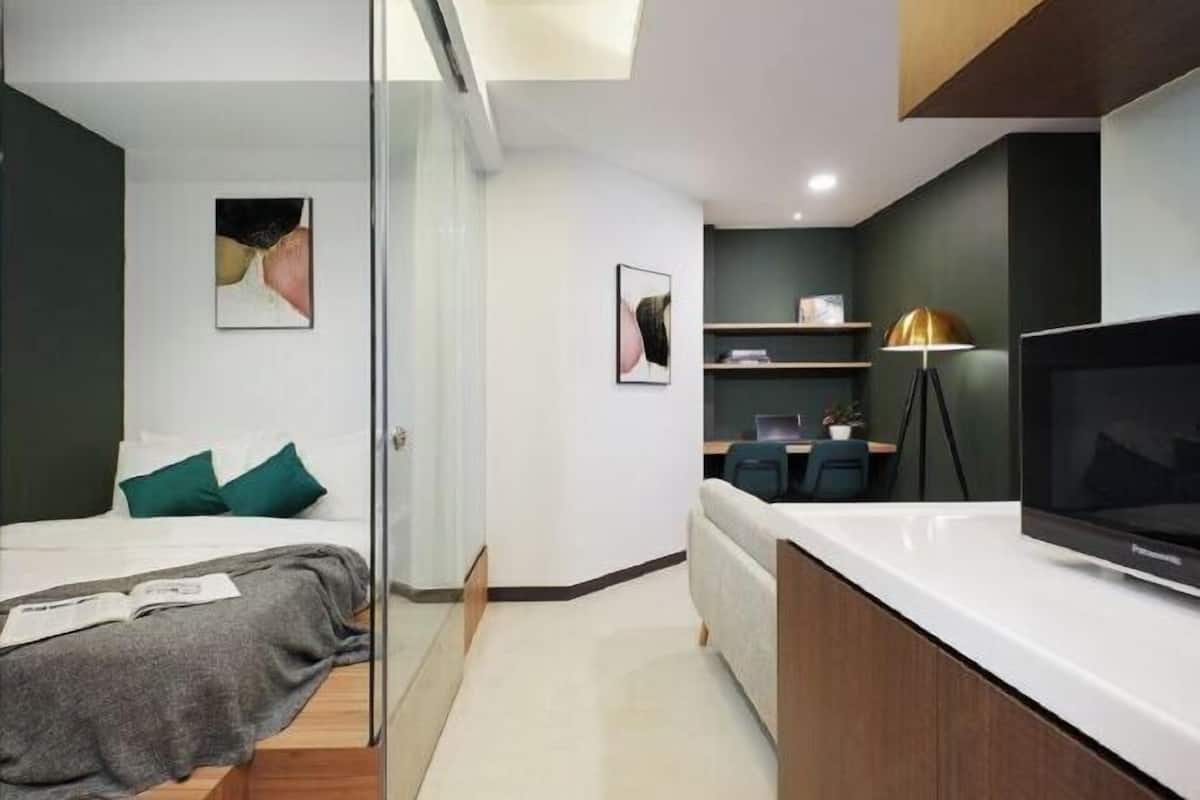 2 bedrooms, in-room safe, iron/ironing board, free WiFi