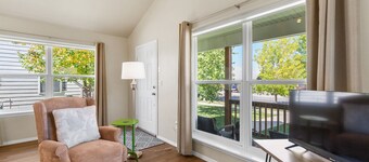 Fantastic VRBO! Immaculate 2BR, 1BA house, garage