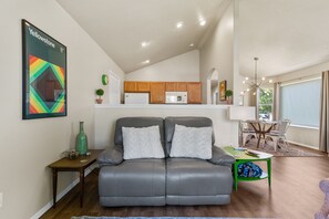 TV connectée, cheminée, livres