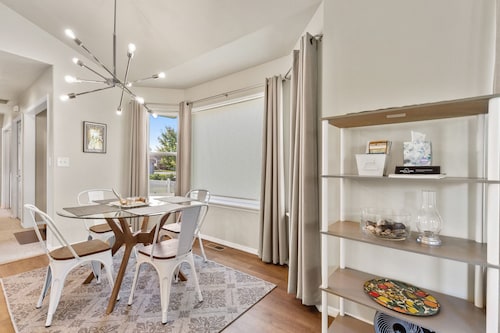 Adorable Cottage! 2BR, 1BA house, garage, open space