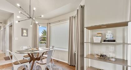 Adorable Cottage! 2BR, 1BA house, garage, open space