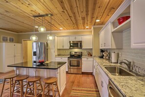 Kjøleskap, mikrobølgeovn, kokeplater og oppvaskmaskin