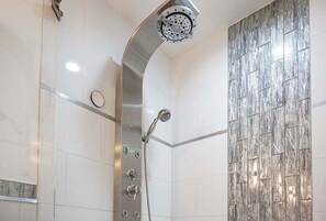 Badewanne, Haartrockner, Handtücher