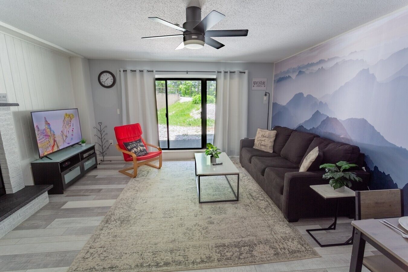 TV, fireplace