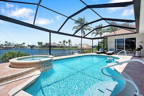 A heated pool - Palm Pointe - Waterfront Vacation Rental Cape Cora (Cape Coral)