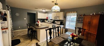 Grey Sunset Room - READ DESCRIPTION, Free Coffee, Pets Welcome