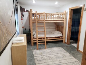 7 bedrooms, desk, iron/ironing board, travel cot
