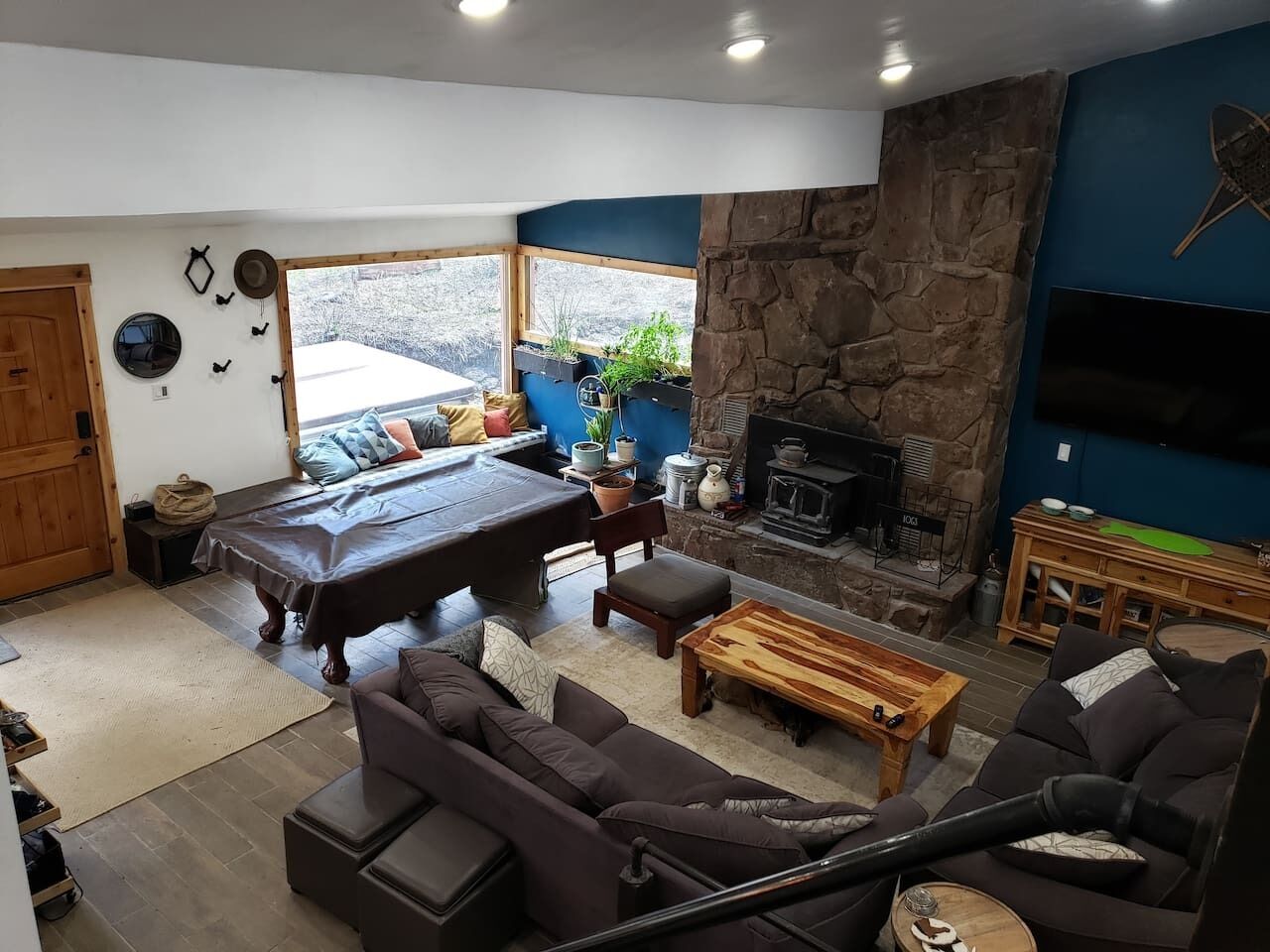 Smart TV, fireplace, video games, books