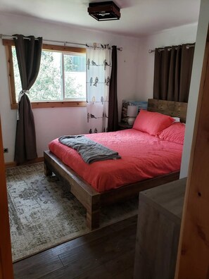 7 makuuhuonetta, työpöytä, silitysrauta/-lauta, vauvan matkasänky